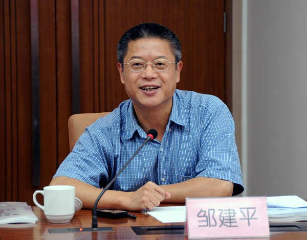 院长邹建平向专家组介绍我校艺术团情况