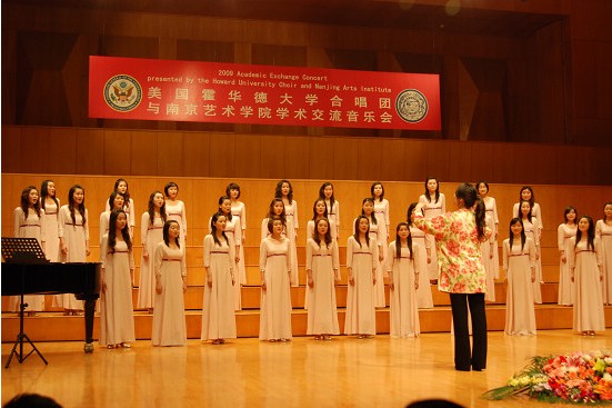 （我校合唱团演出）
